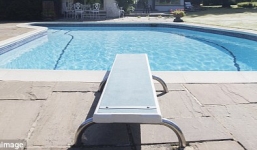 Kinh hãi nhìn thi thể hai con nhỏ nổi trên bể bơi