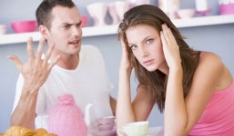 Choáng váng vì vợ sắp về hưu lộ chuyện ngoại tình trên điện thoại