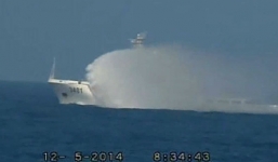 Clip: Tàu Trung Quốc lại phun vòi rồng tàu Việt Nam