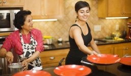 Mẹ chồng “bá đạo” khiến con dâu… không thể không yêu!