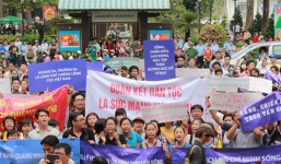 'Ngày chủ nhật nóng bỏng' trên báo Việt