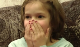 Xúc động cảnh cô bé 8 tuổi say sưa xem clip lúc mình chào đời 