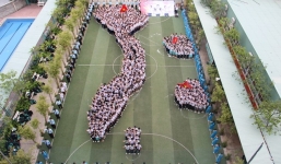 Học sinh, giáo viên dàn hình bản đồ Tổ quốc