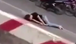 Clip: Thiếu nữ nằm co giật giữa phố sau tai nạn?