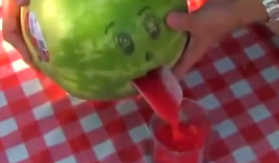 Công nghệ làm sinh tố dưa hấu bằng máy khoan 'độc nhất vô nhị'