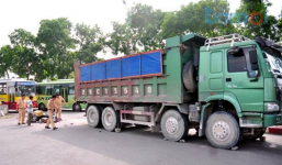 Xe tải đâm xe máy, nạn nhân bị cuốn vào gầm mắc kẹt giữa 2 bánh xe