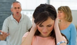 Bố chồng ném nồi cháo của con dâu có bầu ra sân