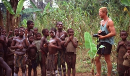 Cận cảnh cuộc sống của bộ tộc lùn nhất thế giới làm mẹ từ 9 tuổi