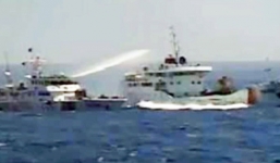 'Tàu Trung Quốc đâm, ném vật cứng sang tàu kiểm ngư Việt Nam'