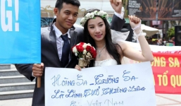 Đôi uyên ương dừng chụp ảnh, mặc đồ cưới để phản đối Trung Quốc