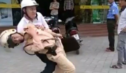 Vụ CSGT bị hành hung: Người dân thờ ơ vì sợ… bị trả thù