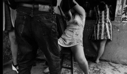 Gái trẻ chiều khách 'tới bến' giá tiền triệu