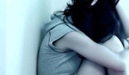 Say xe buýt, thiếu nữ bị bạn lợi dụng làm trò đồi bại