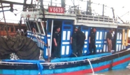 Tàu đánh cá ngoài biển gặp nạn, 6 ngư dân được cứu sống