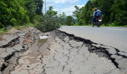 Quảng Trị: Xe chở gỗ quá tải “đào mương” trên QL15D