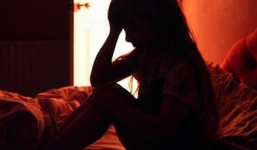 Bé gái vừa bị cha ruột hãm hiếp, lại bị kẻ hàng xóm “hại đời”