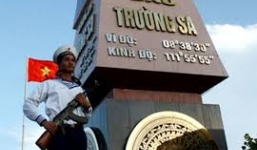 Thêm tàu hậu cần ra Hoàng Sa