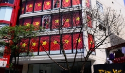 Đã mắt nhà hàng 8 tầng phủ kín cờ tổ quốc