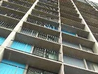 Bé trai 15 tháng tuổi sống sót kì diệu khi rơi từ tầng 11 xuống đất