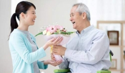 Bi hài bố chồng trộm... váy của con dâu