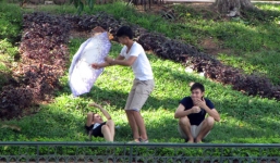 Nam thanh, nữ tú rủ nhau vào vườn thú trốn nắng nóng