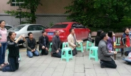 Giáo viên Trung Quốc quỳ gối để biểu tình