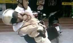 Vụ CSGT bị đánh dã man: Mẹ bị can khóc ngất xin tha thứ cho con