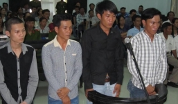 Thanh niên đi tù, mẹ già quỳ lạy xin gia đình bị hại tha thứ