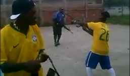 Fan Brazil điên cuồng nã súng AK-47 ăn mừng bàn thắng