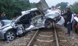 Va chạm với tàu hỏa xế hộp bị kéo lê 10m