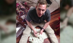 Mua ghế sofa cũ, phát hiện gần 900 triệu đồng 