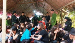 Hơn 30 quý bà đánh bạc giữa cánh đồng bị truy tố