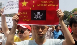 Philippines kéo tới đại sứ quán TQ biểu tình, ủng hộ VN