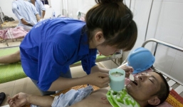 Cảm động tình nguyện viên chăm sóc công nhân Trung Quốc bị thương