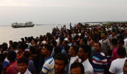 Phà chở 300 người lật úp tại Bangladesh