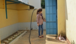 Bé gái lớp 1 bị hiếp ở trường?