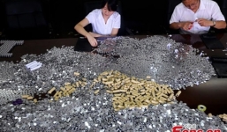 Sốc: Người đàn ông mang 5 tấn tiền xu đi mua xe hơi