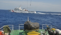 Tàu cá vó sắt TQ đâm sập cầu thang, nứt cabin tàu VN