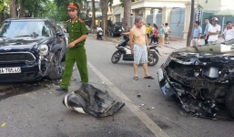 Xế hộp bị 'bẹp đầu' vì tai nạn liên hoàn trên phố