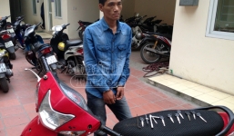 Vừa trộm cắp xe máy, va ngay phải taxi và bị bắt