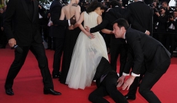 Sốc: Sao nữ bị một người đàn ông lạ chui vào đầm trên thảm đỏ