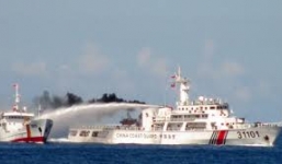 Clip tàu Trung Quốc dùng vòi rồng bắn vào tàu kiểm ngư Việt Nam