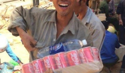 Clip công nhân Trung Quốc liên tục cảm ơn bác sĩ Việt Nam