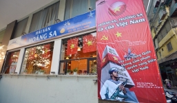 Nhiều cửa hàng phủ cờ Tổ quốc, trưng biểu ngữ phản đối Trung Quốc