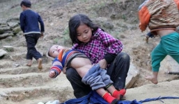 Vui buồn 'bé 9 tuổi làm mẹ'