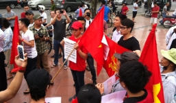 Một tuần đầy sắc đỏ: Người dân Việt Nam khắp nơi hướng về biển đảo Tổ quốc