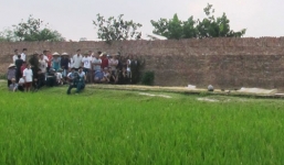 Phát hiện thi thể tài xế xe ôm bị cắt cổ bên vệ đường