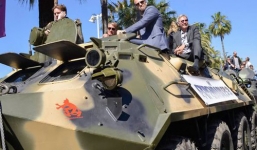 17 siêu sao hành động cưỡi xe tăng lên thảm đỏ Cannes 