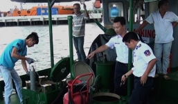Bắt tàu chở 16.000 lít dầu không rõ nguồn gốc
