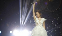 Hoàng Thùy Linh quyến rũ với váy ren xuyên thấu